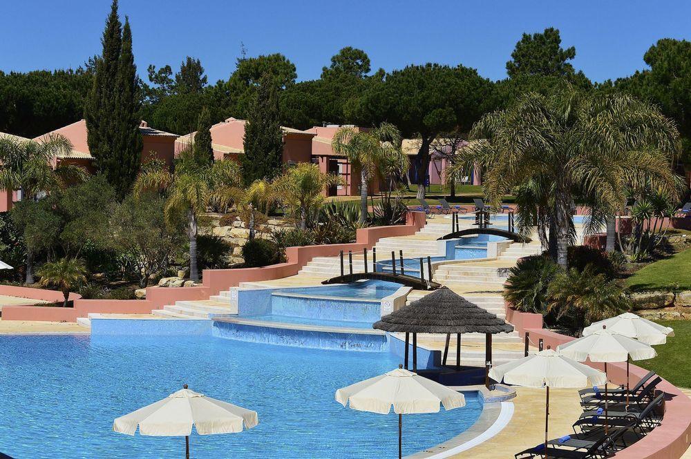 佩斯塔纳维拉阳光高尔夫度假酒店 维拉摩拉 外观 照片 A swimming pool at a resort in Tunisia