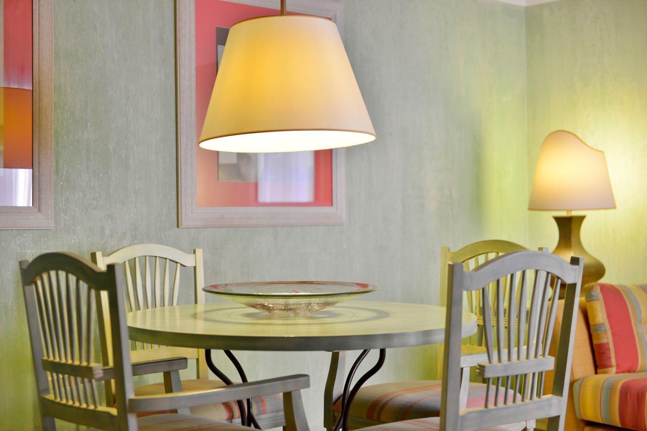佩斯塔纳维拉阳光高尔夫度假酒店 维拉摩拉 外观 照片 A table lamp