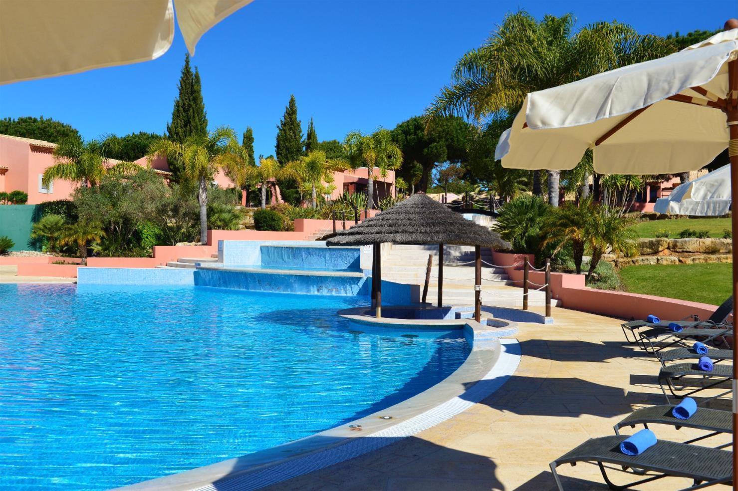 佩斯塔纳维拉阳光高尔夫度假酒店 维拉摩拉 外观 照片 A swimming pool at a resort in Portugal