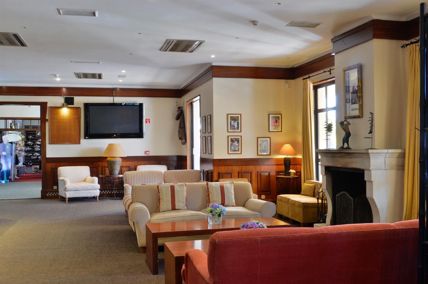 佩斯塔纳维拉阳光高尔夫度假酒店 维拉摩拉 外观 照片 The lobby of the Inn at the Opera