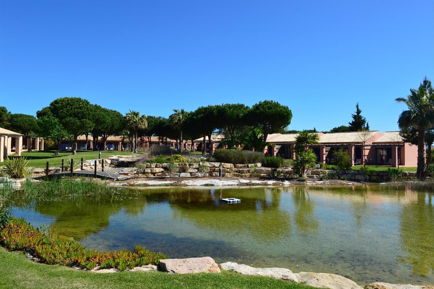 佩斯塔纳维拉阳光高尔夫度假酒店 维拉摩拉 外观 照片 The resort's lake