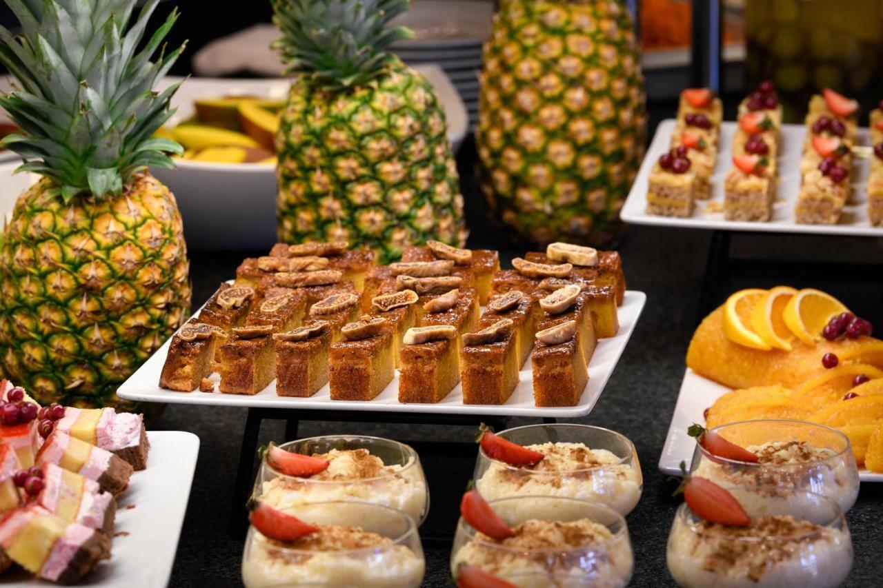 佩斯塔纳维拉阳光高尔夫度假酒店 维拉摩拉 外观 照片 A selection of desserts