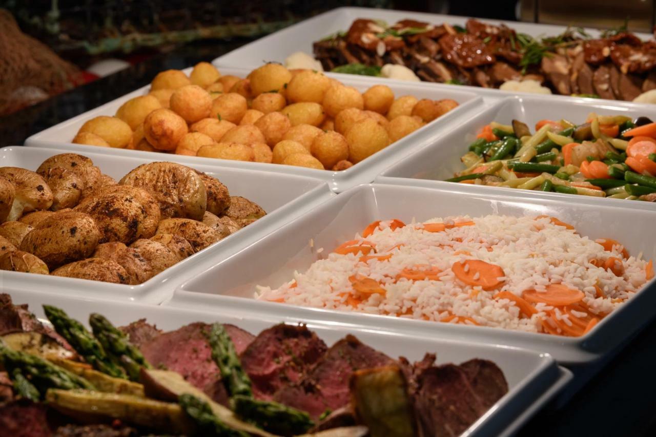 佩斯塔纳维拉阳光高尔夫度假酒店 维拉摩拉 外观 照片 A selection of prepared foods at a buffet