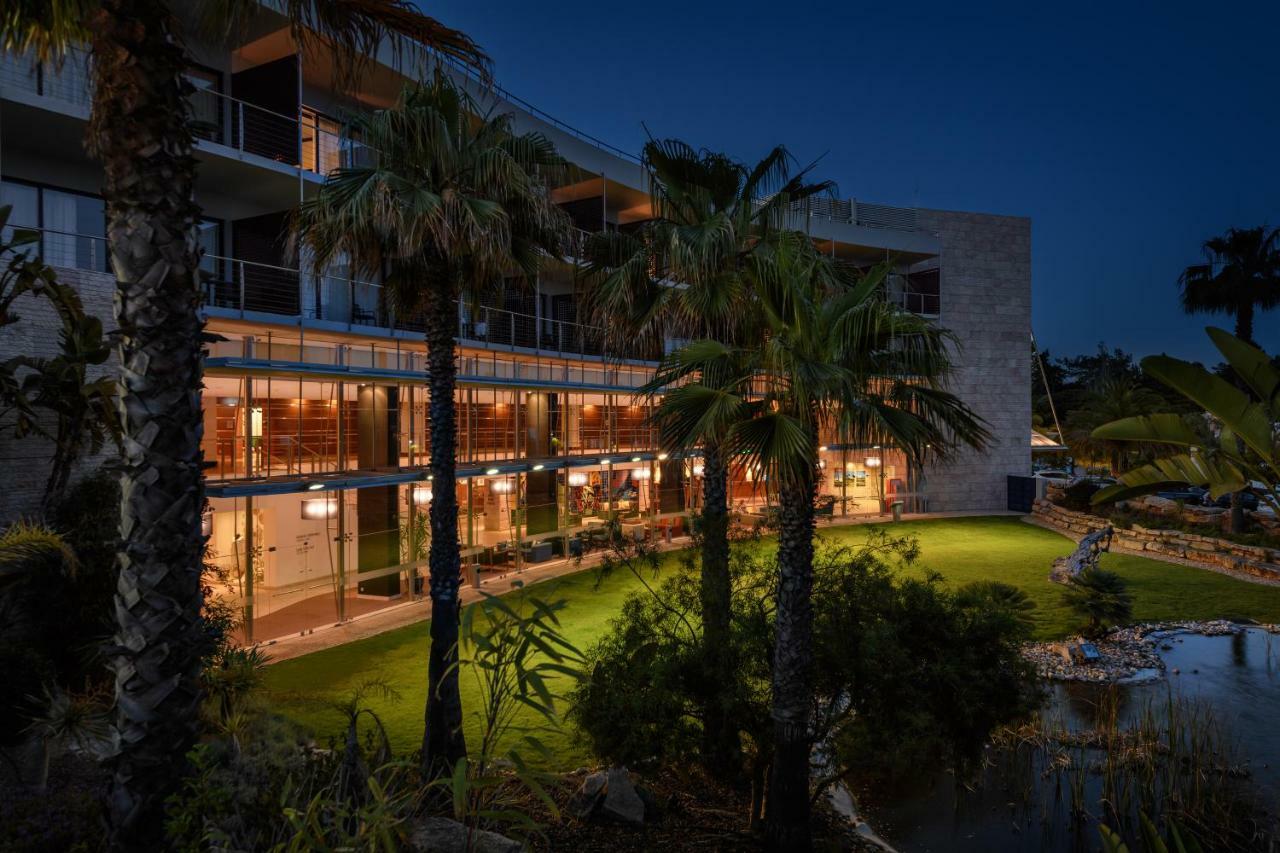 佩斯塔纳维拉阳光高尔夫度假酒店 维拉摩拉 外观 照片 The hotel at night