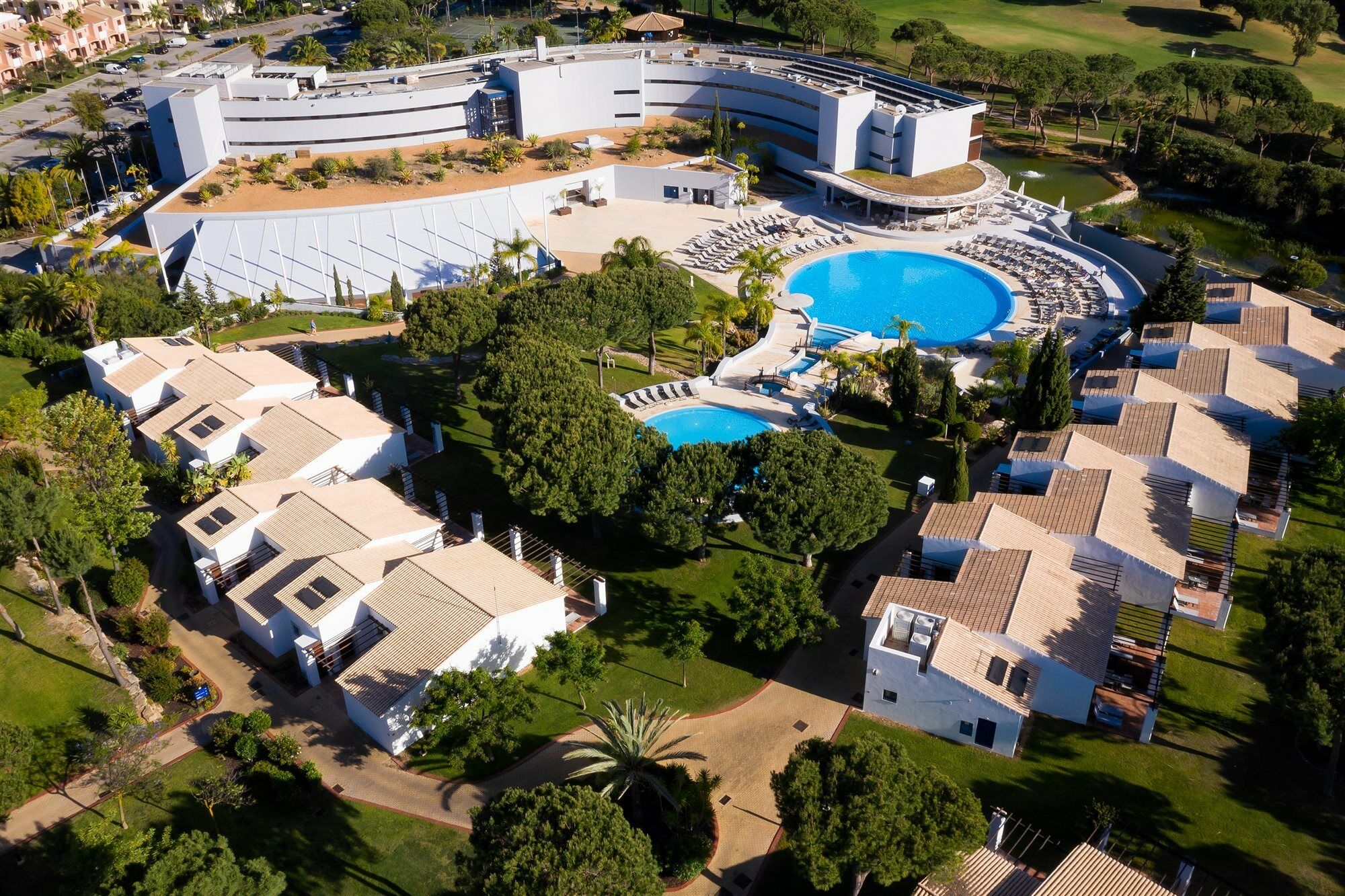 佩斯塔纳维拉阳光高尔夫度假酒店 维拉摩拉 外观 照片 Aerial view of the resort