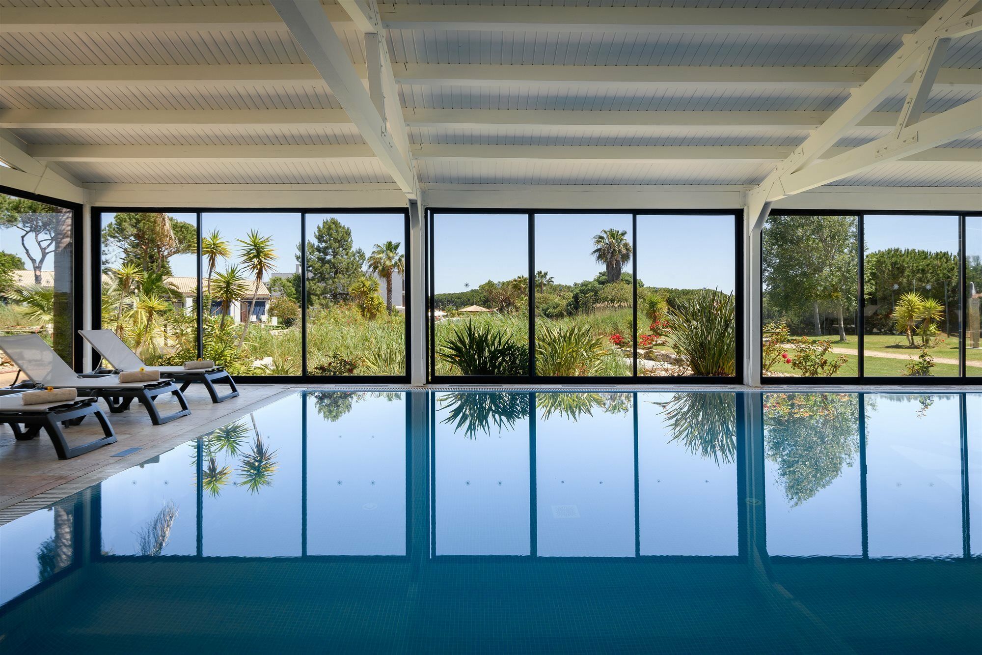 佩斯塔纳维拉阳光高尔夫度假酒店 维拉摩拉 外观 照片 The swimming pool at the clubhouse