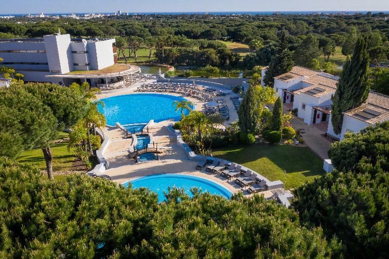 佩斯塔纳维拉阳光高尔夫度假酒店 维拉摩拉 外观 照片 Aerial view of the resort