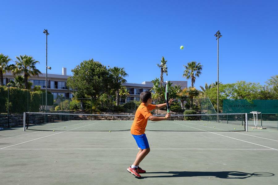 佩斯塔纳维拉阳光高尔夫度假酒店 维拉摩拉 外观 照片 A player preparing to hit a backhand