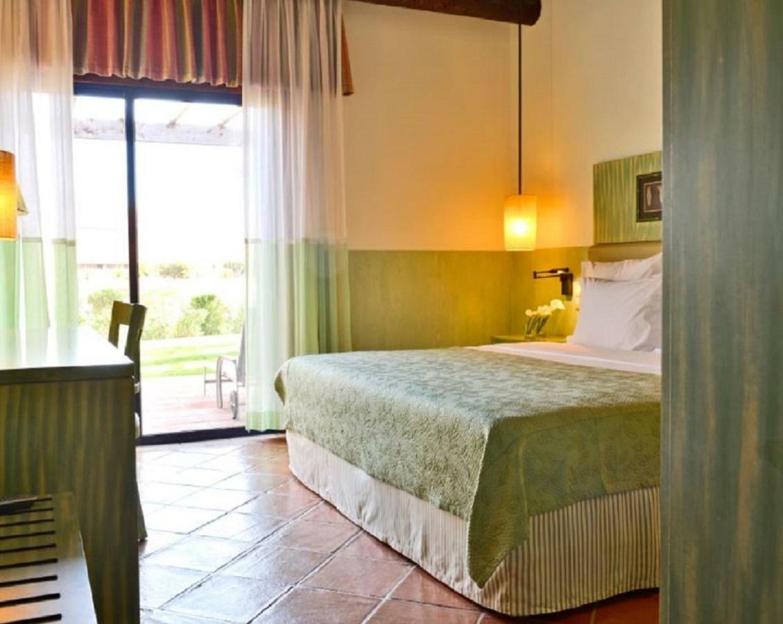 佩斯塔纳维拉阳光高尔夫度假酒店 维拉摩拉 外观 照片 A room at the hotel