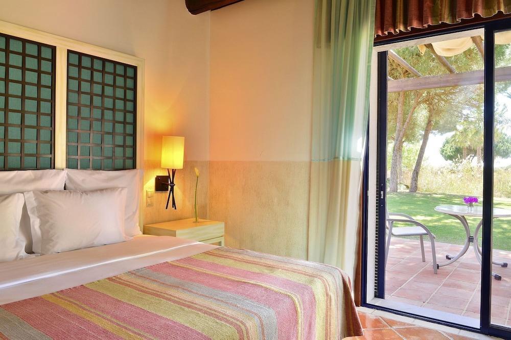 佩斯塔纳维拉阳光高尔夫度假酒店 维拉摩拉 外观 照片 A room at the hotel